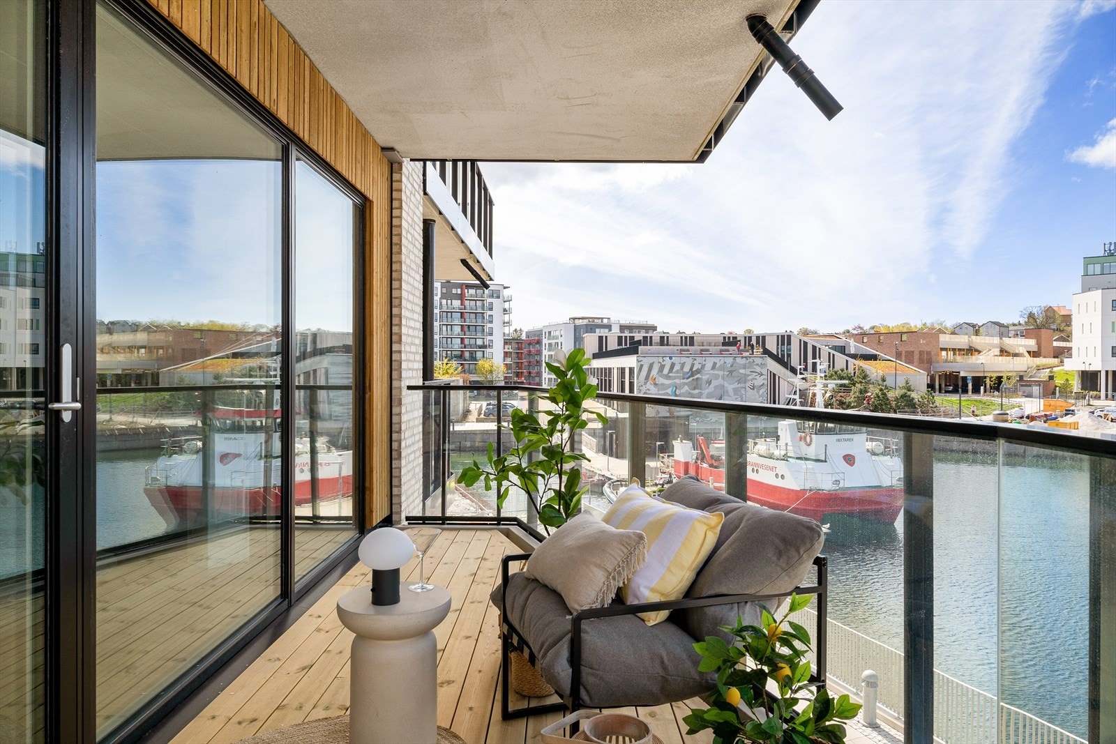 En stemningsfull uteplass hvor du kan nyte kveldssolen og vakre solnedganger i rolige omgivelser Galleribilde