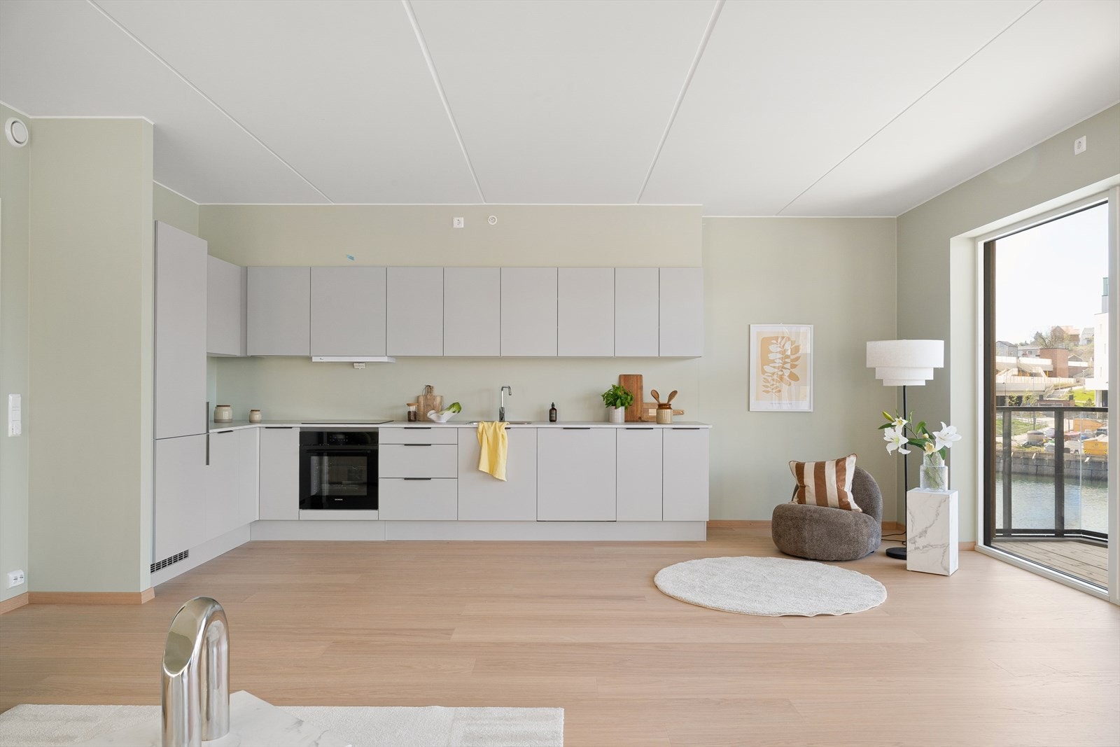 Den åpne løsningen mellom stue og kjøkken skaper en sosial og elegant ramme for både hverdag og gjester. Galleribilde