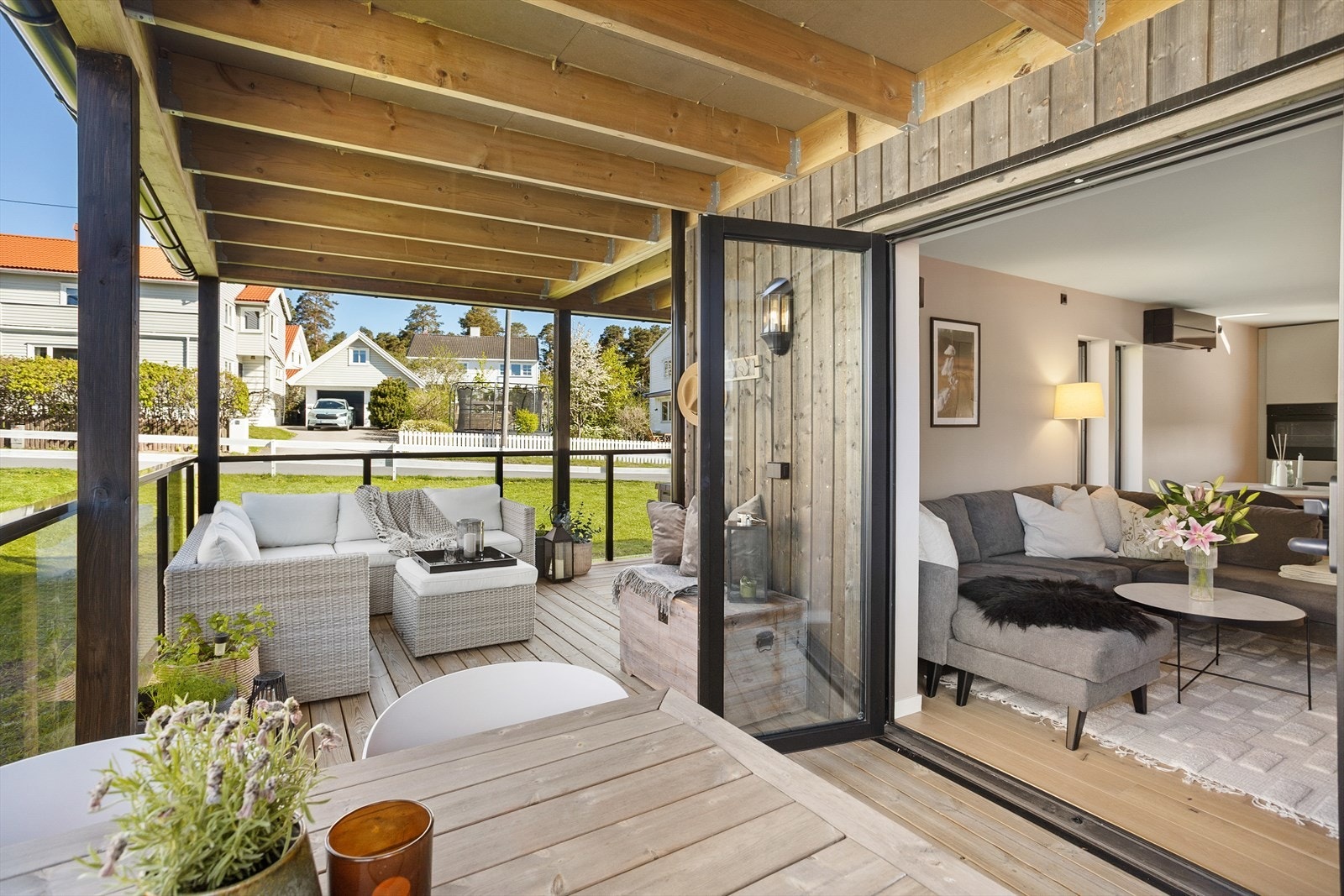 Fra stuen er det utgang til en overbygget terrasse på 23 kvm - en herlig forlengelse av boligen. Galleribilde