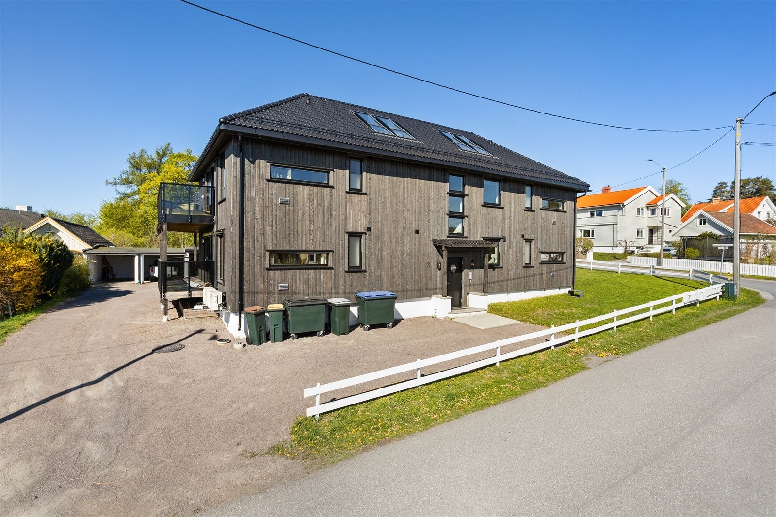 Leiligheten disponerer parkering i felles gårdsplass. Galleribilde
