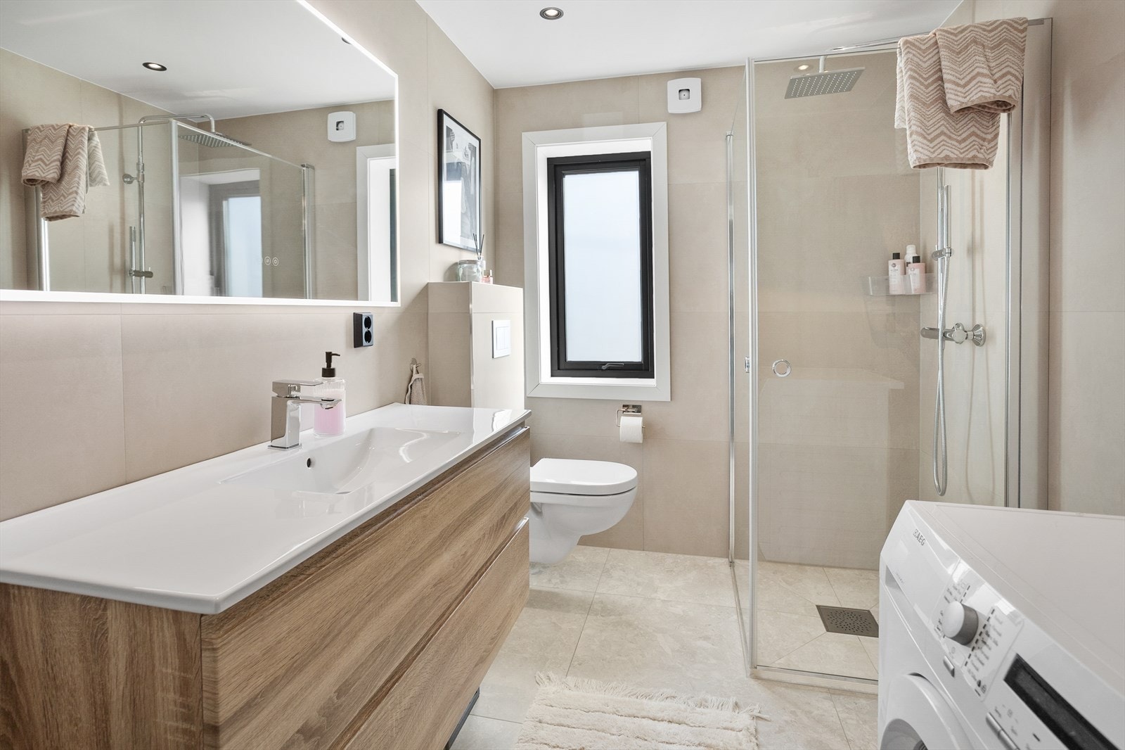 Badet ble pusset opp i 2023 og har flislagte overflater, elektriske varmekabler i gulvet og opplegg for vaskemaskin. Galleribilde
