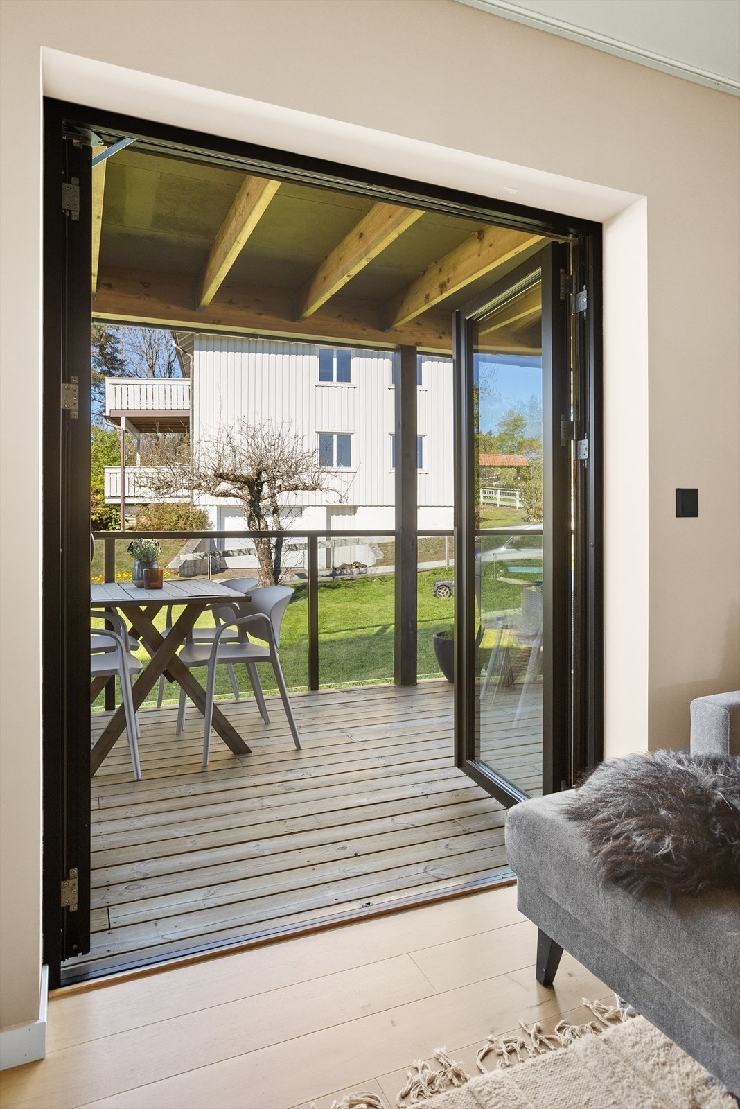 En solid og moderne løsning som visker ut skillet mellom inne og ute. Galleribilde