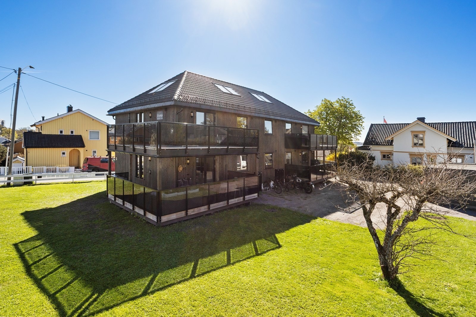 Eiendommen ligger høyt og fritt til på Solvang, med solrike og rolige omgivelser. Galleribilde