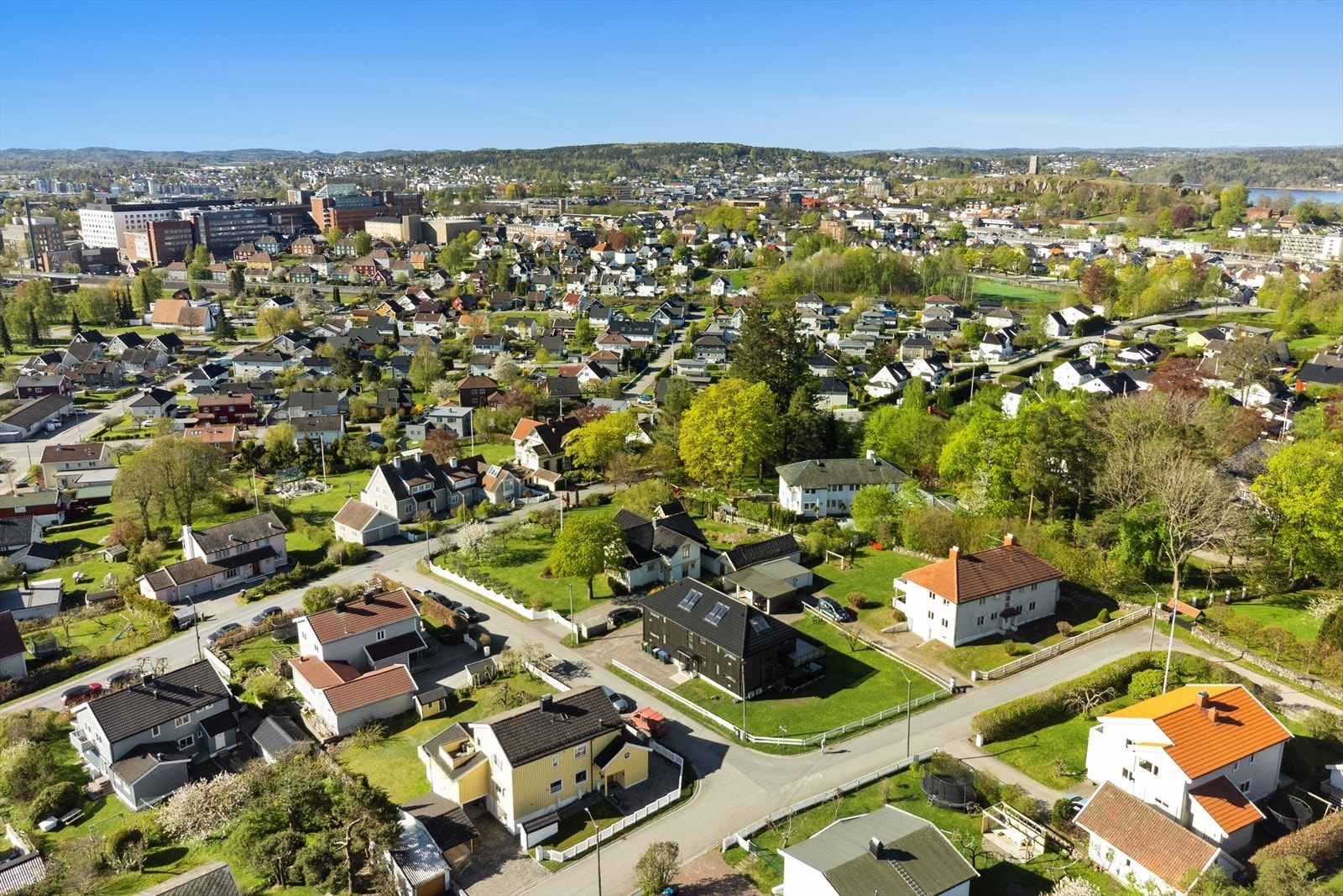Beliggenheten kombinerer et rolig villaområde med gangavstand til Tønsberg sentrum og Sykehuset i Vestfold. Galleribilde