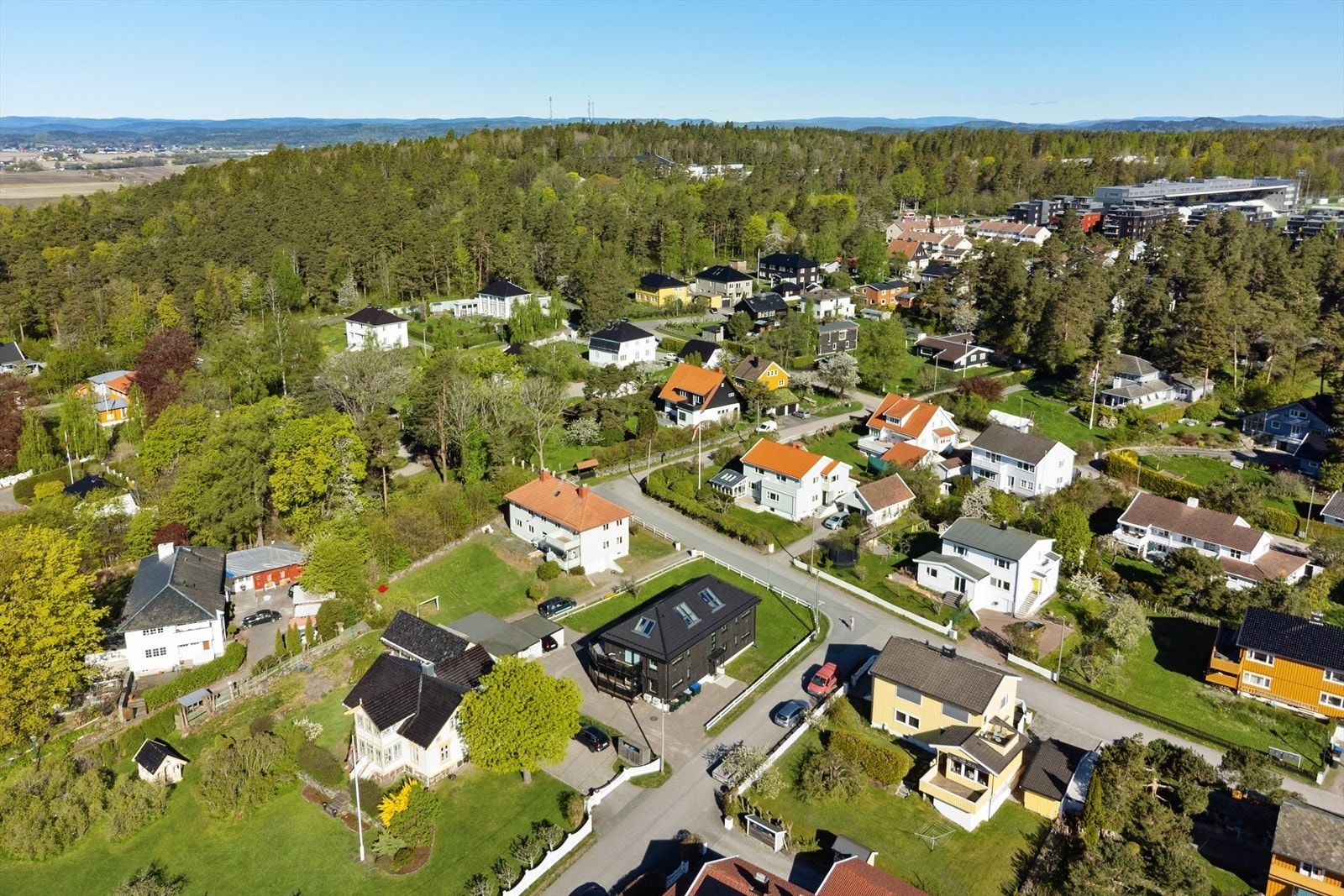 Nærområdet byr på flotte tur- og friluftsområder med lysløyper, ideelt for rekreasjon hele året. Galleribilde