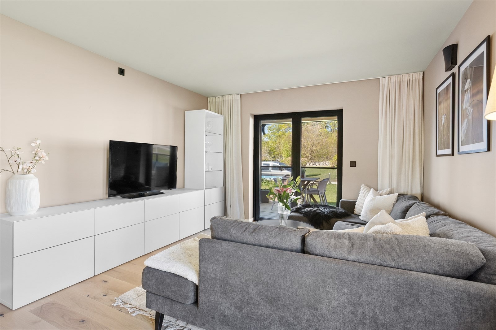 Gjennomgående slette vegger malt i en dus og lun fargetone og listefri løsning mot himling som gir et helhetlig og rent uttrykk. Galleribilde