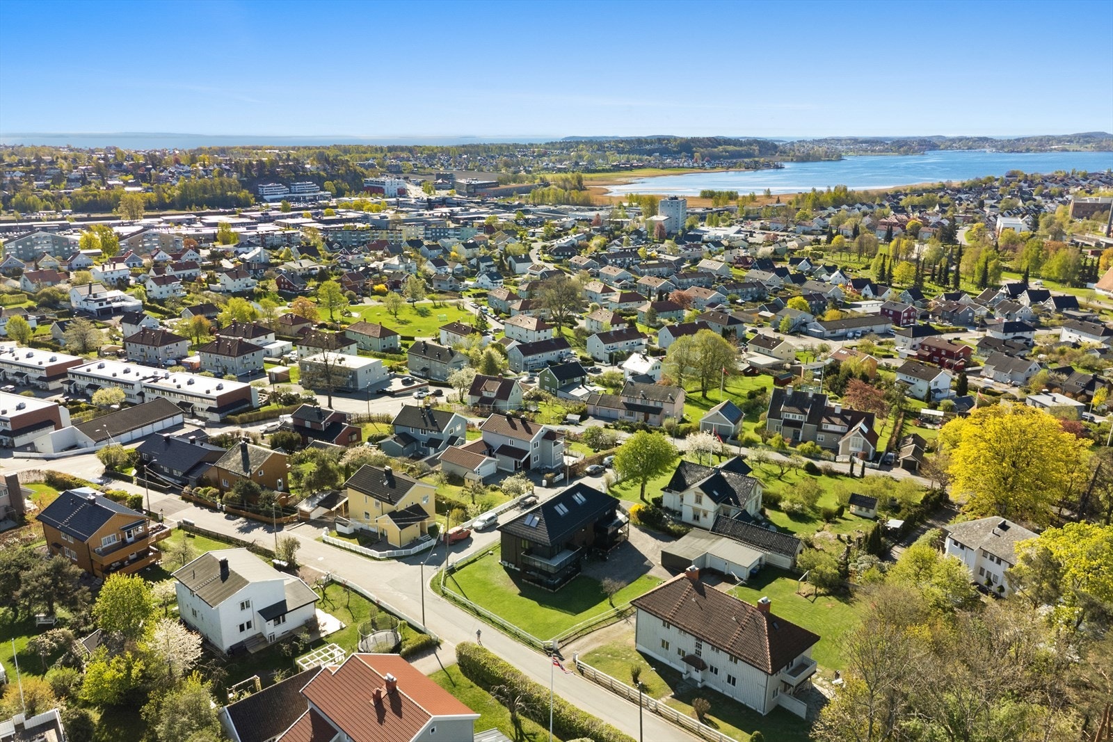 Det er kort vei til Tønsberg brygge med sitt yrende restaurant- og uteliv. Galleribilde