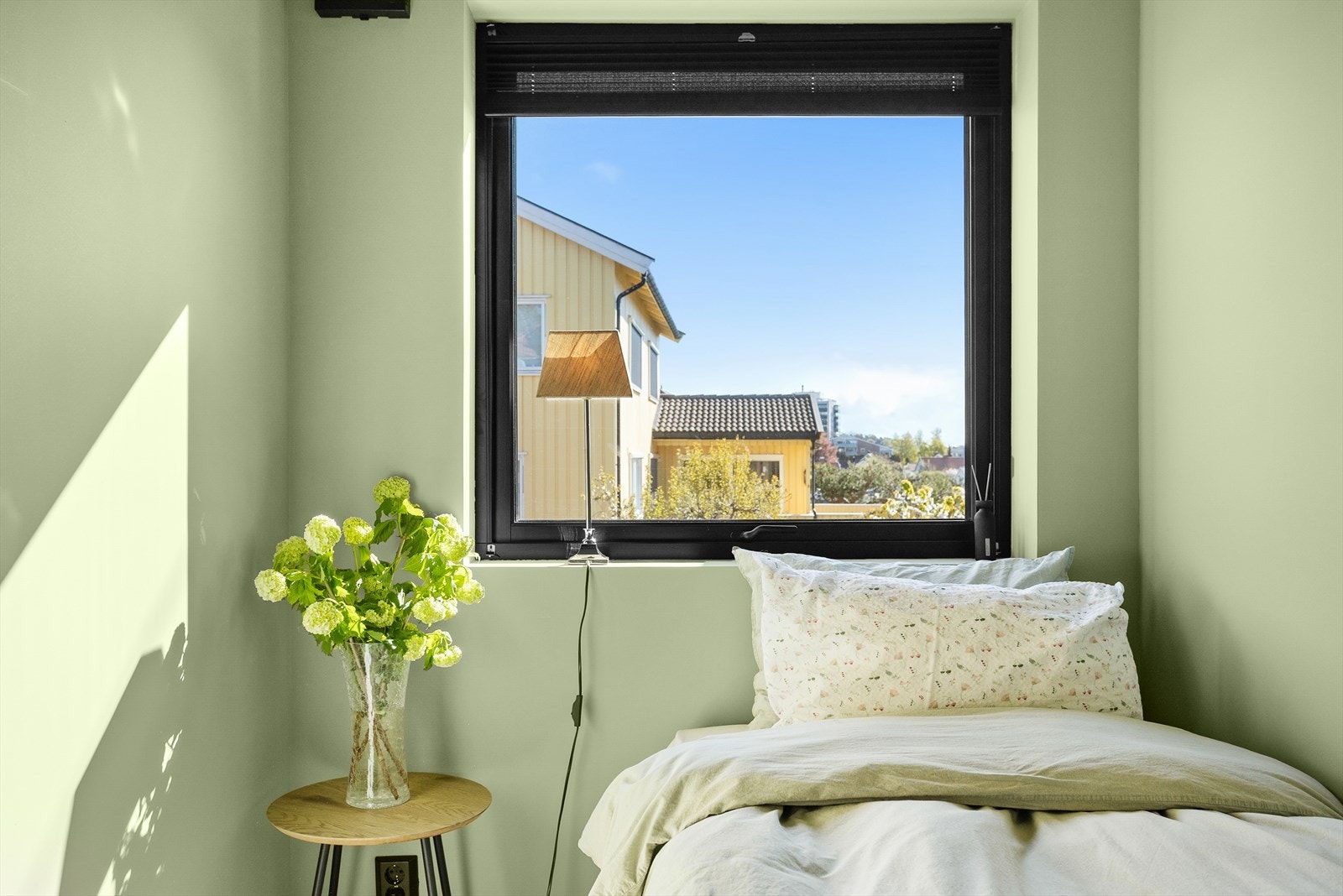 Også her er det parkett på gulvet og malte, slette vegger. Galleribilde