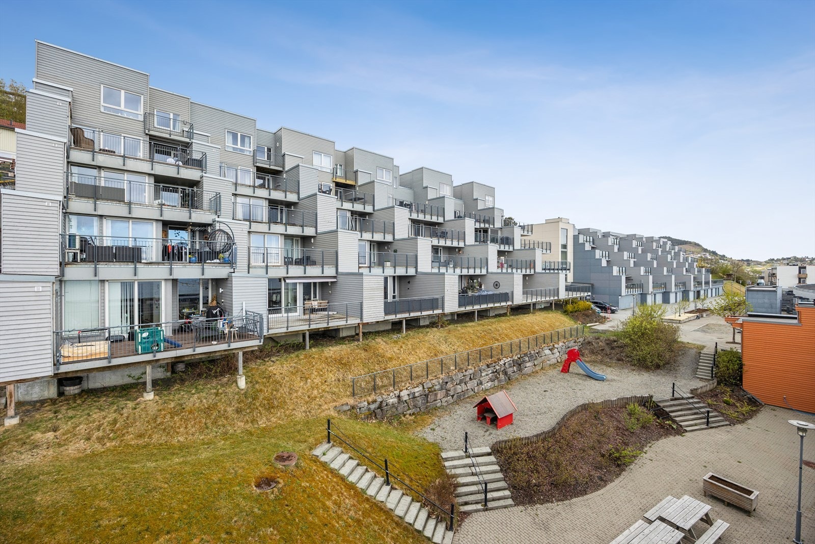 Velkommen til en lys og innbydende leilighet med moderne uttrykk, gode planløsninger og en fantastisk utsikt mot Trondheimsfjorden. Leiligheten har blitt betydelig oppgradert i 2026. Galleribilde