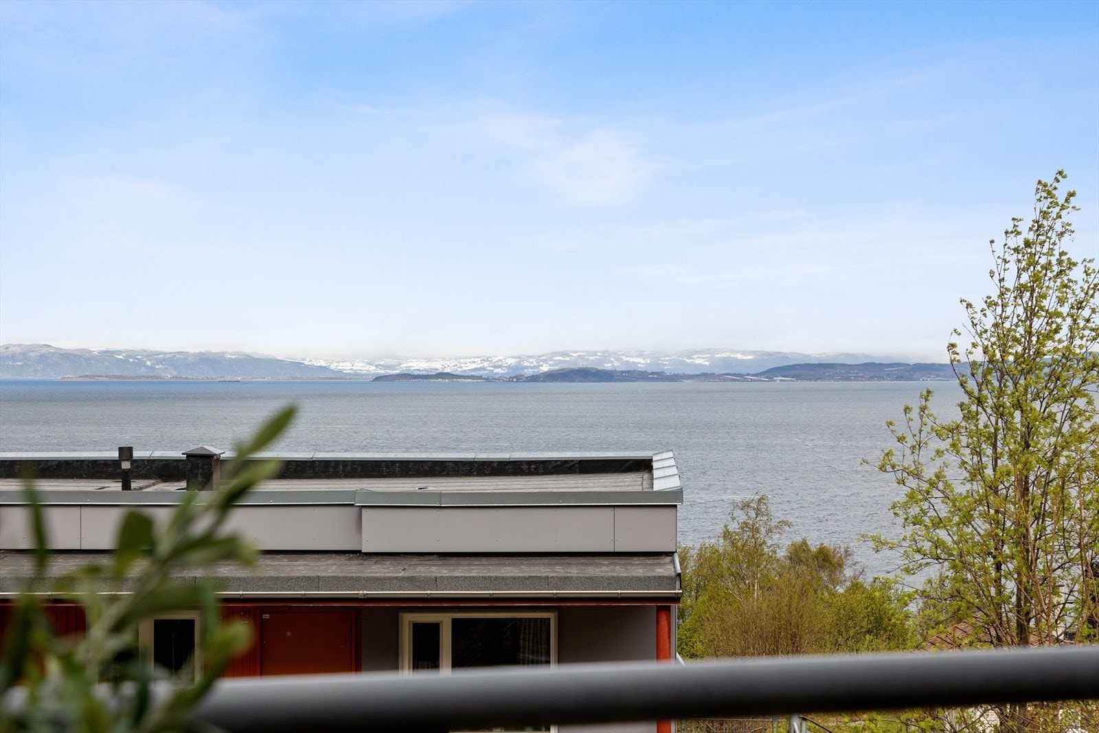 Her kan du nyte den flotte utsikten mot Trondheimsfjorden. Galleribilde