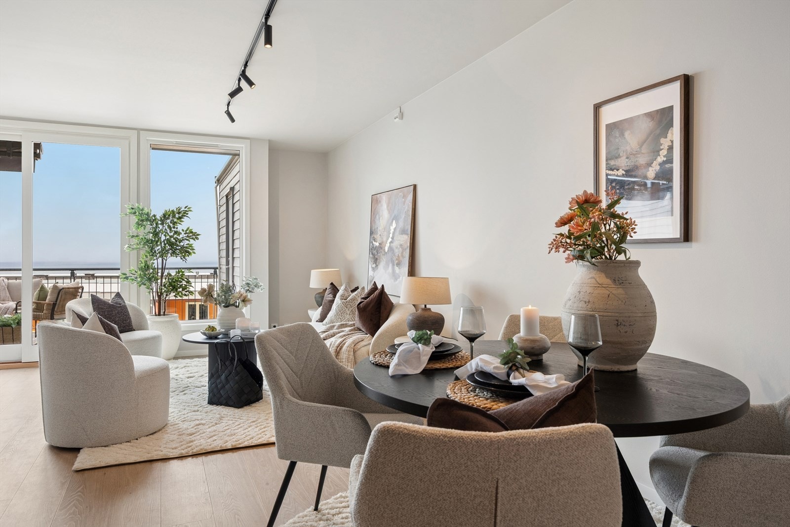 Videre kommer du inn i en moderne stue malt i lyse, tidløse farger. Galleribilde