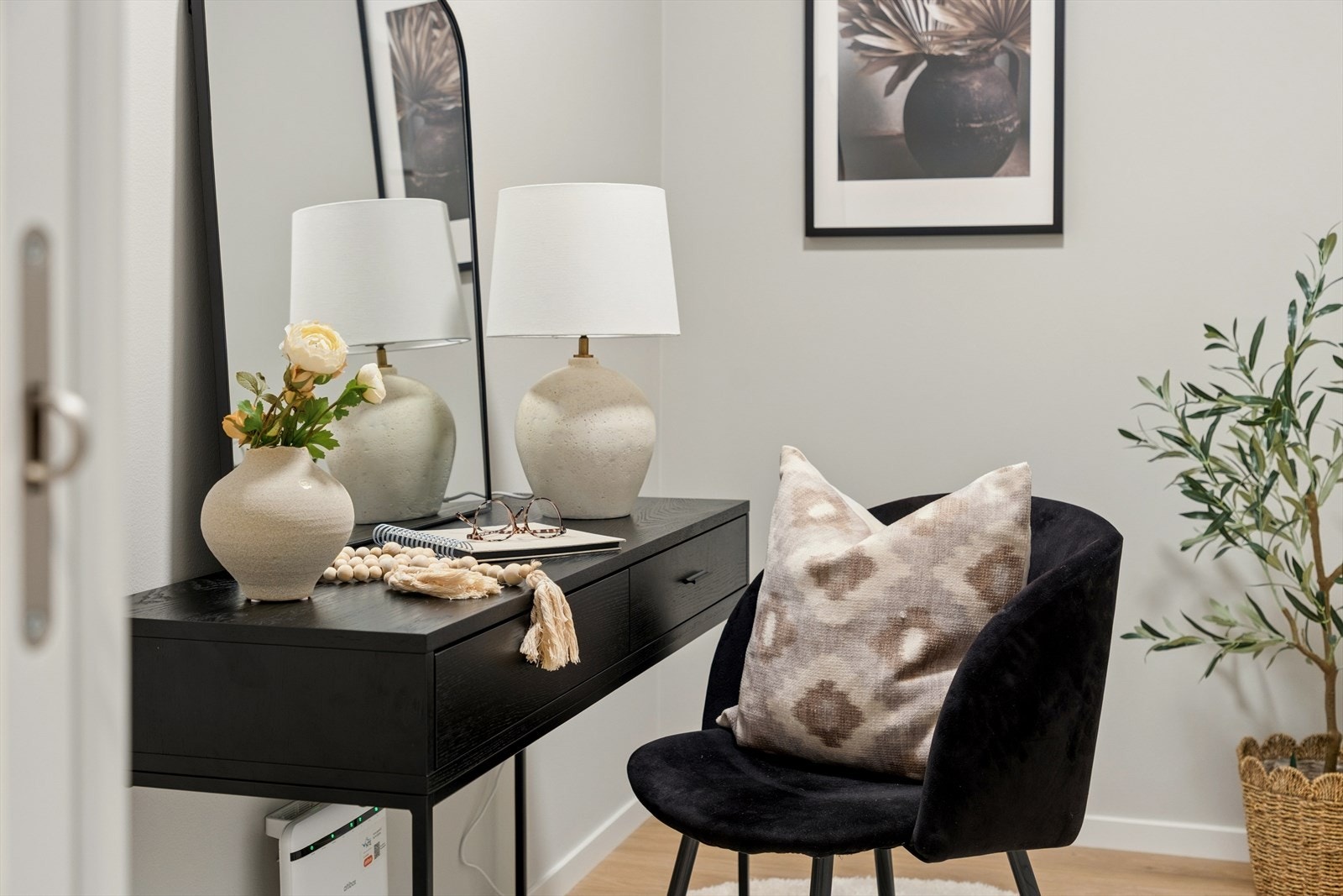 Den ene boden er i dag praktisk innredet som hjemmekontor. Begge bodene gir svært gode oppbevaringsmuligheter og kan også benyttes som garderobe eller hobbyrom etter behov. Galleribilde