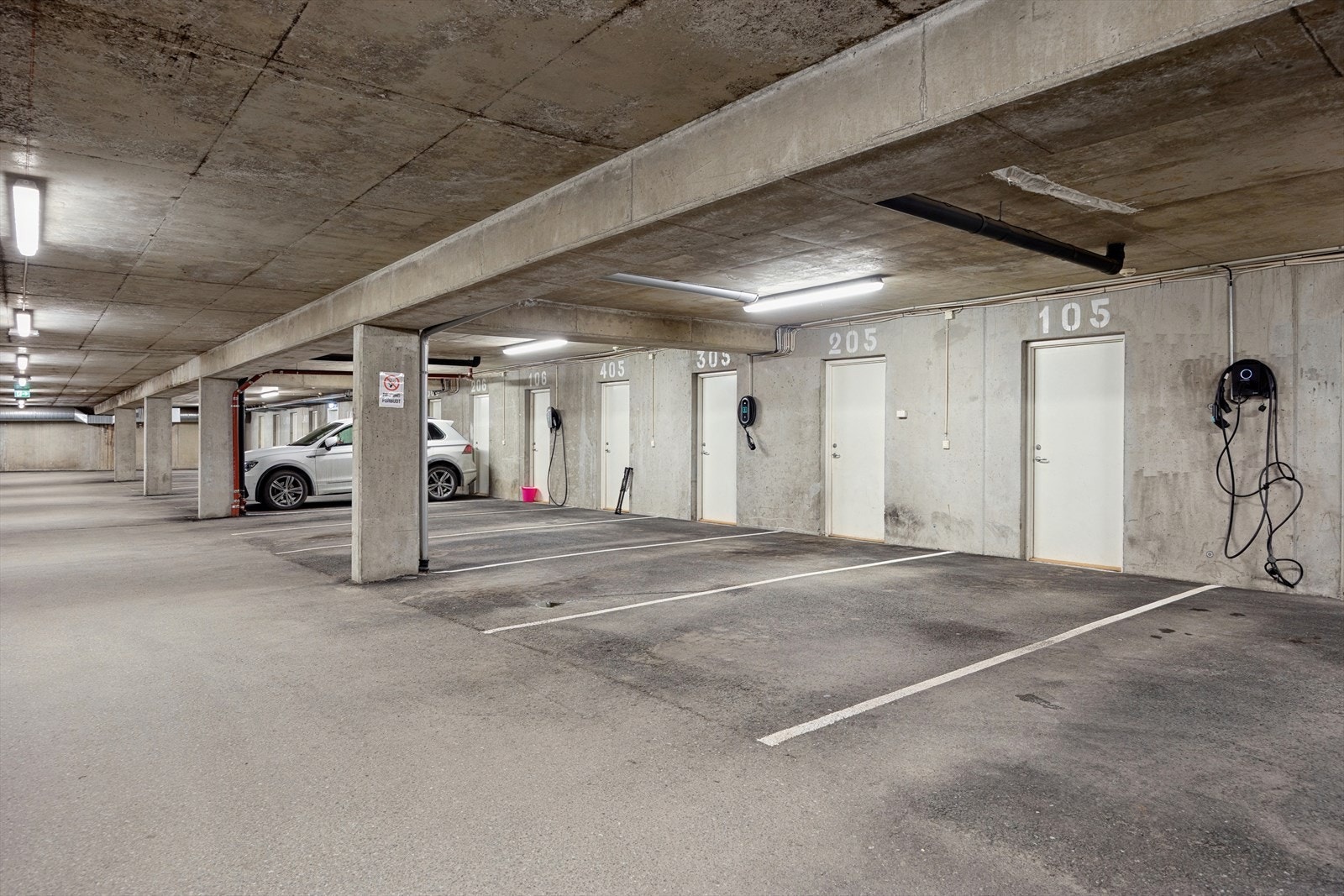 Leiligheten har en medfølgende parkeringsplass i garasje. Galleribilde