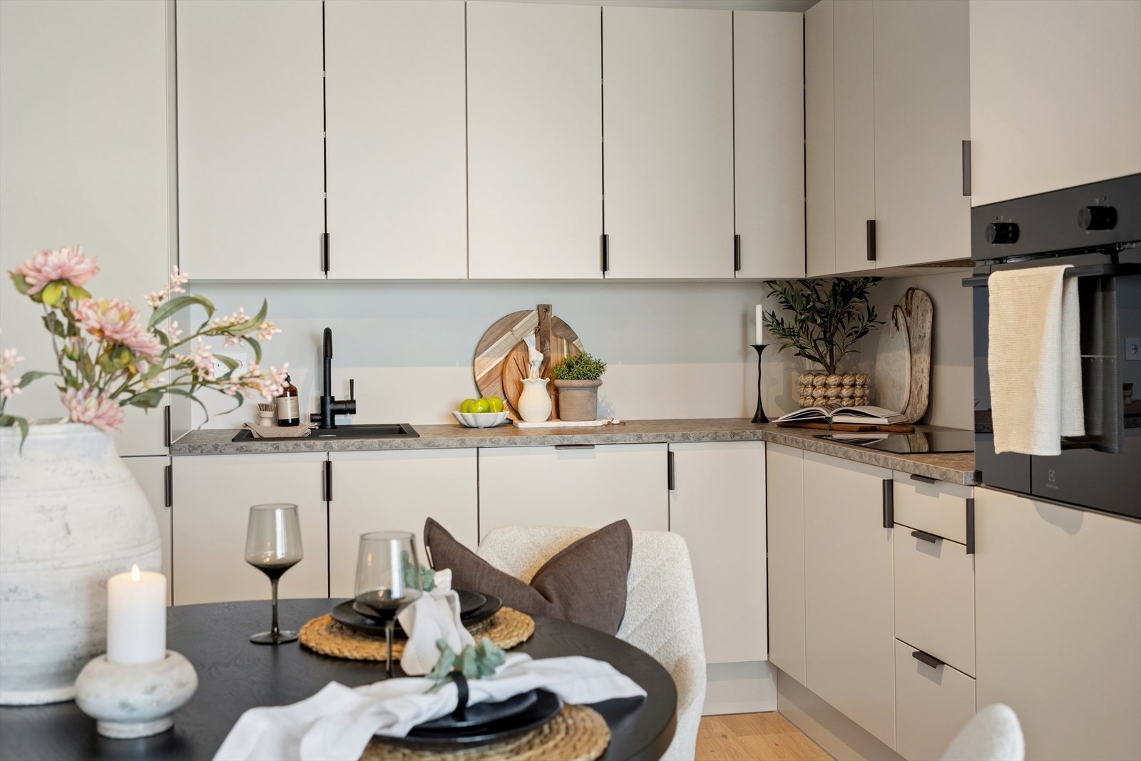 Kjøkkenet er levert av JKE og fremstår som moderne og delikat med lyse, beige overflater og lekker benkeplate. Kjøkkenet er nytt fra 2026 med nye hvitevarer. Galleribilde