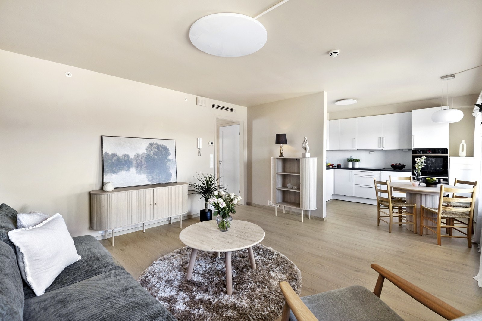 Dør mellom stue og gang er fjernet for å få det mer åpent. Galleribilde