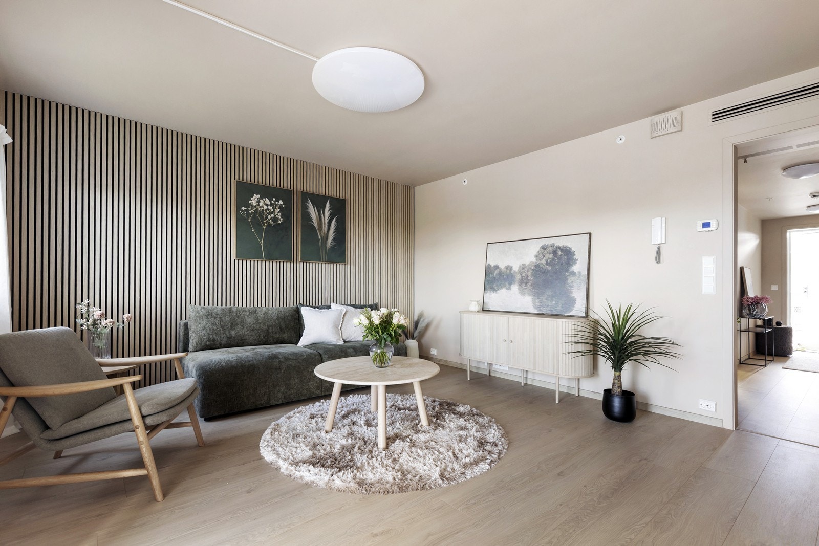 Leiligheten er oppgradert i senere tid med nytt gulv, malt alle overflater og spilevegg i stuen. Galleribilde