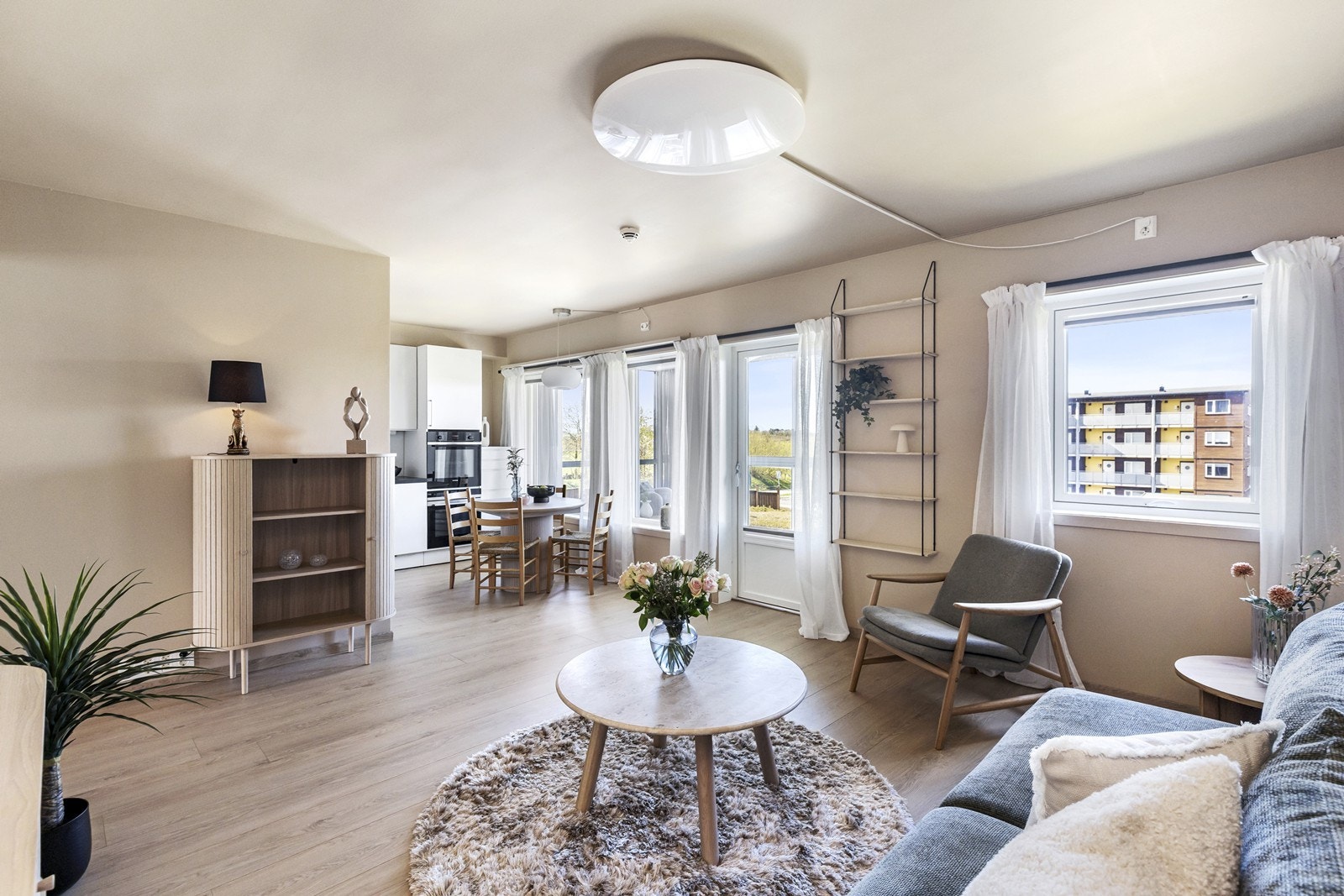 Lun og innbydende med tidsriktige farger og materialvalg. Galleribilde