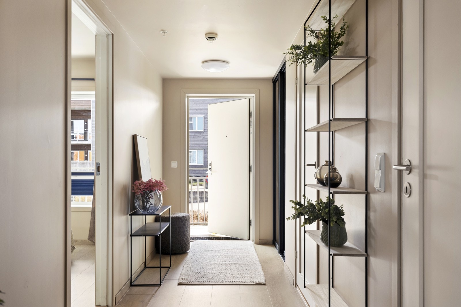 I gangen er det også montert en praktisk og smart skyvedørsgarderobe. Galleribilde