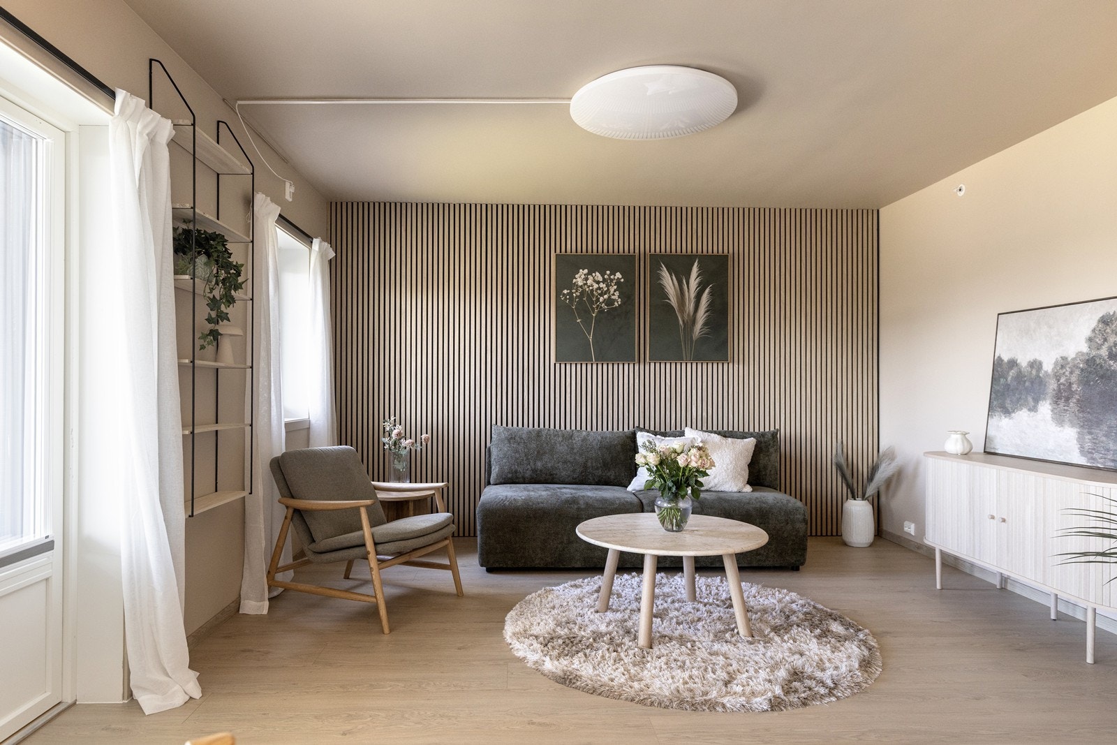Lekker spilevegg i stuen som skaper en fin kontrast. Galleribilde