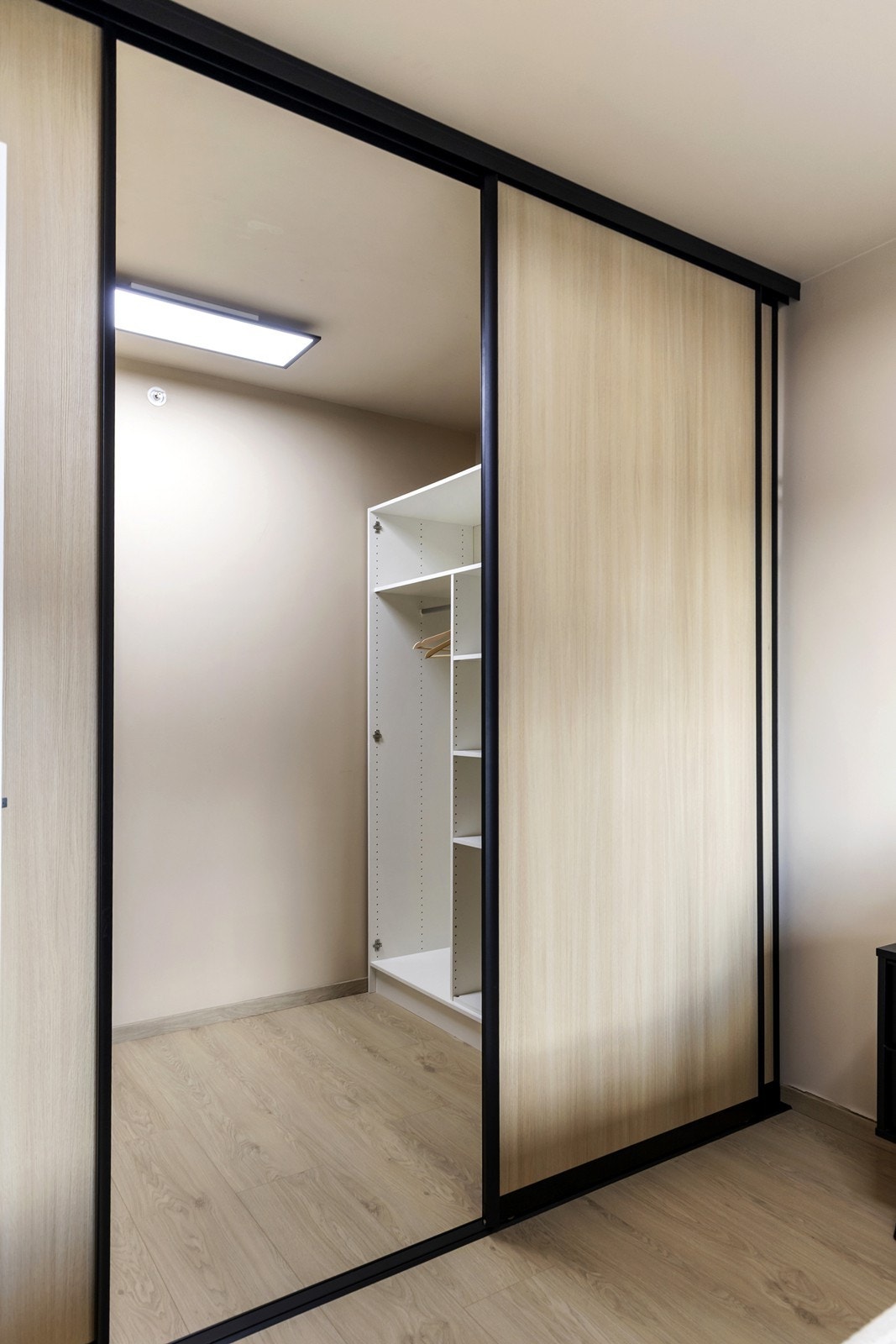 Stor og praktisk garderobe rom på hovedsoverommet. Galleribilde