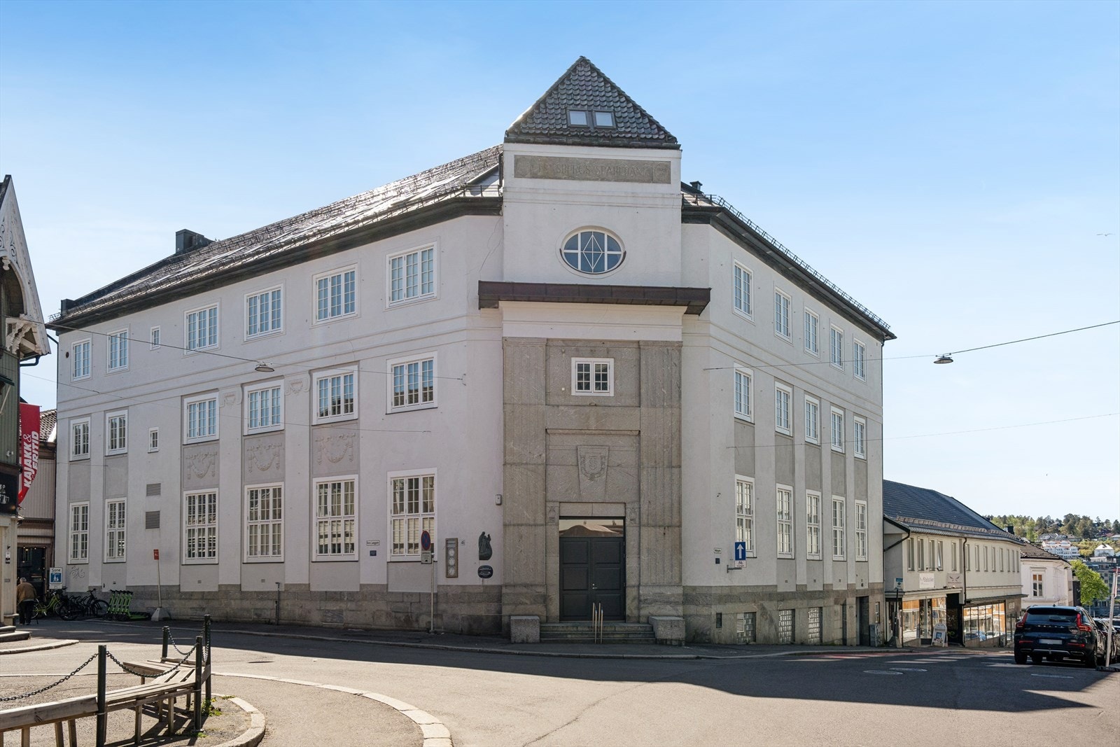 Leiligheten ligger i et av Tønsbergs flotteste og mest historiske bygg. I byggets Tredje etasje finner du leiligheten Galleribilde