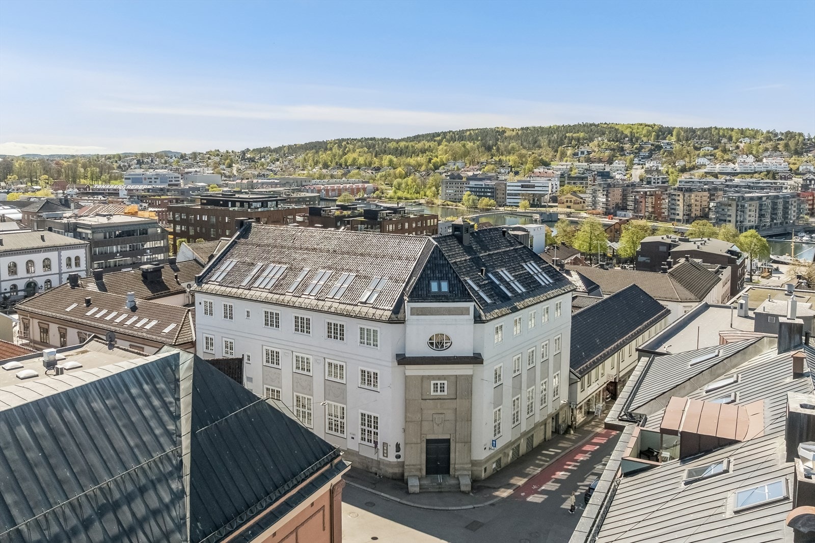 Bygget ligger midt i sentrum med gangavstand til alle sentrumsfasliteter Galleribilde