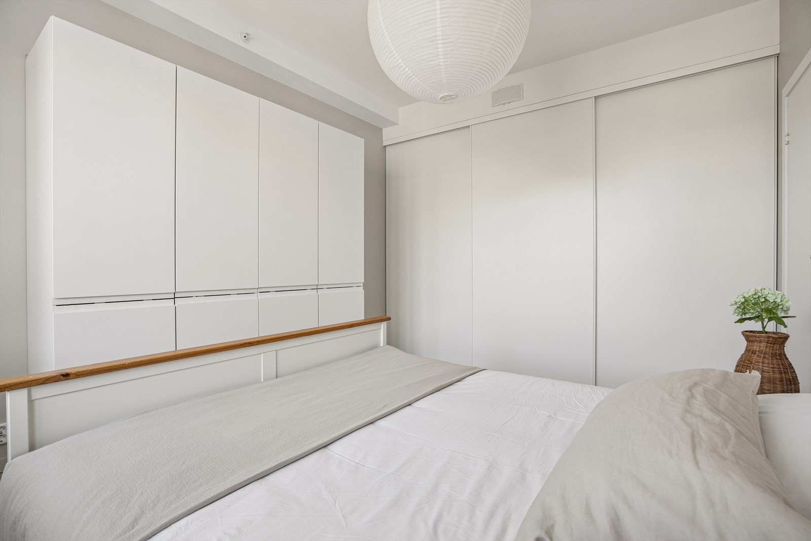 Hovedsoverommet er stort og har god plass til seng og skyvedørsgarderobe Galleribilde