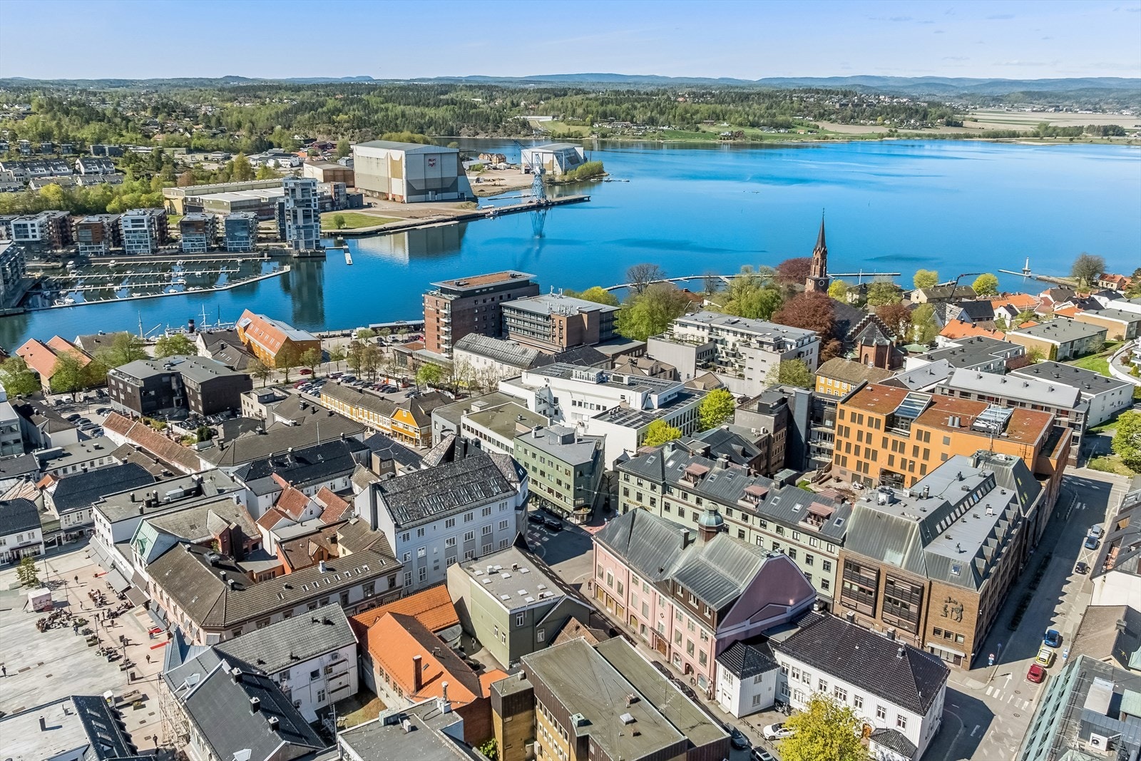 Fra leiligheten er det 2 minuetter til brygga, 3 minutter til farmandstredet. 4 minutter til tog eller buss. Her har du gangavstand til alt du måtte trenge Galleribilde