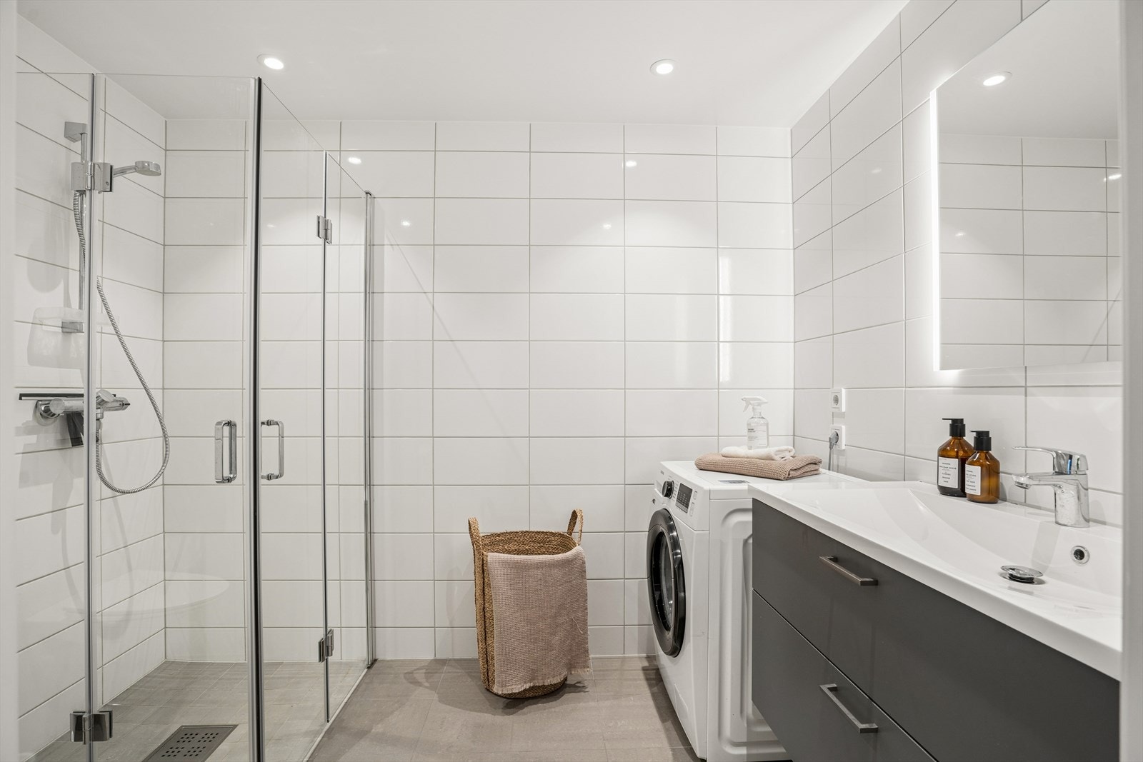 Badet med fliser på gulvet og på veggene. Det er varmekabler i gulvet Galleribilde