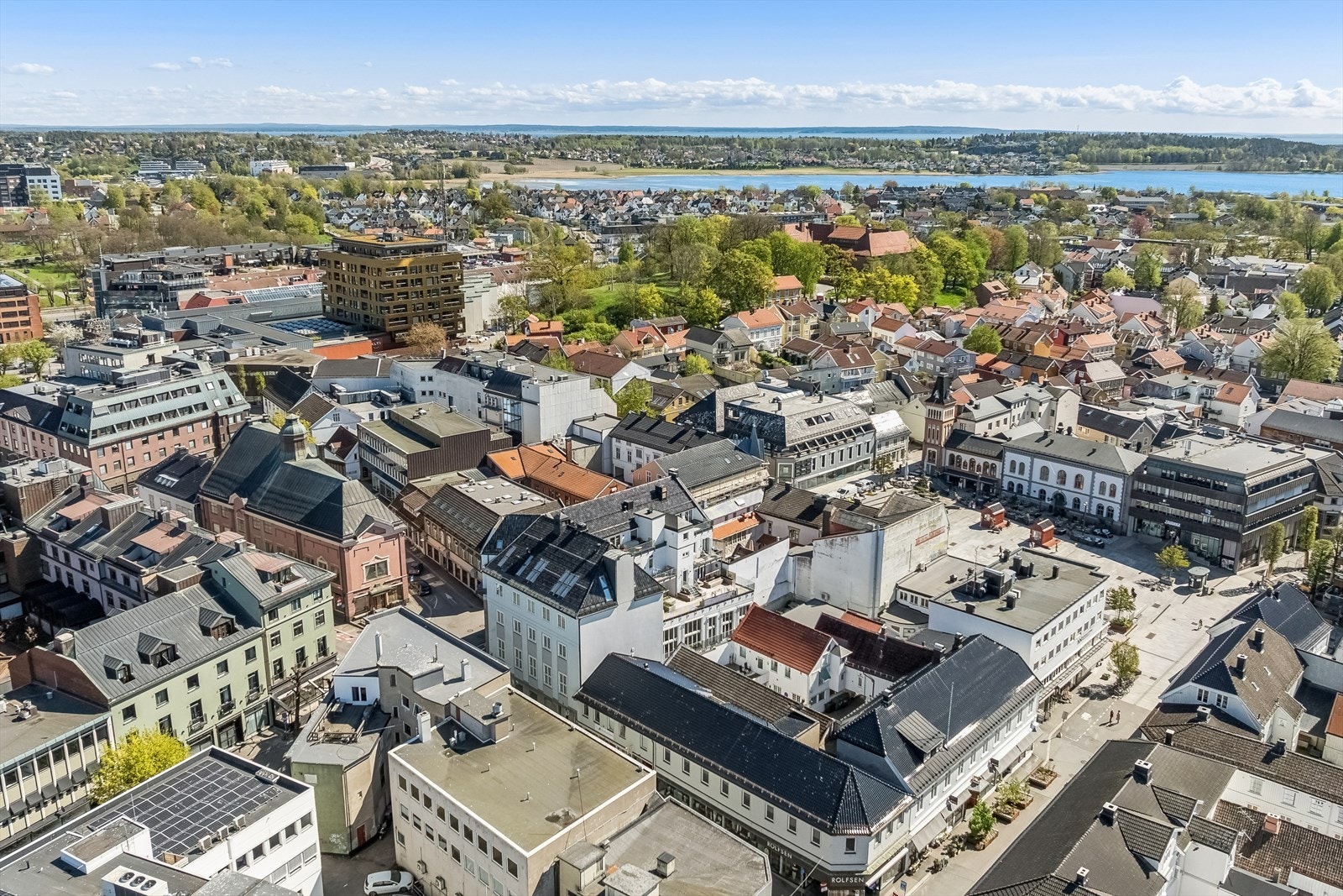 Her bor du midt i byen i sjarmerende omgivelser preget av en herlig kombinasjon av ærverdige bygårder, butikker og brosteinsbelagte handlegater. Galleribilde