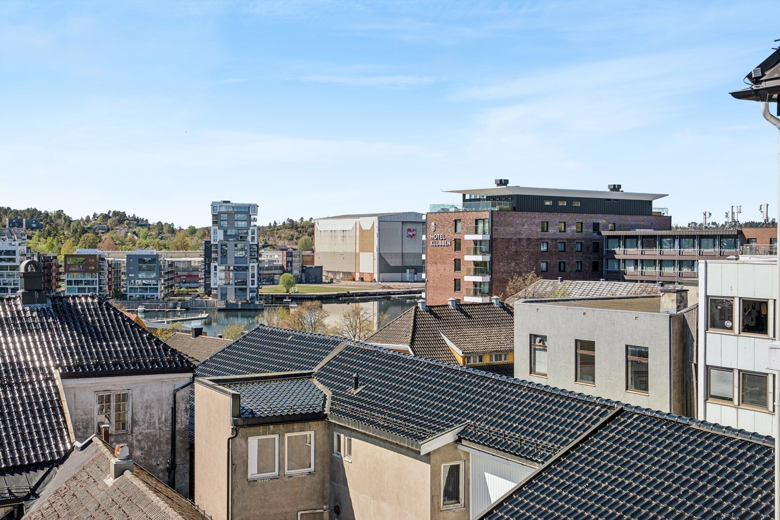 Fra egen balkong kan du se ut mot kanalen og Kaldnes Galleribilde