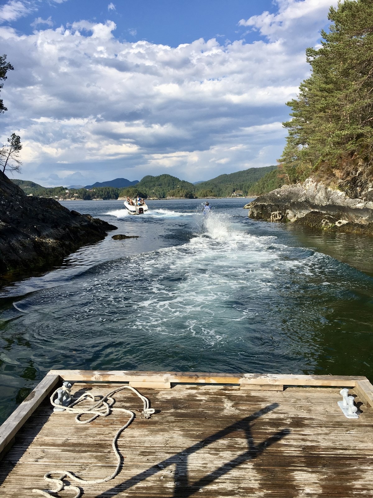Perfekt å bli dratt opp på vannski fra flytebryggen ved nøstet. Galleribilde