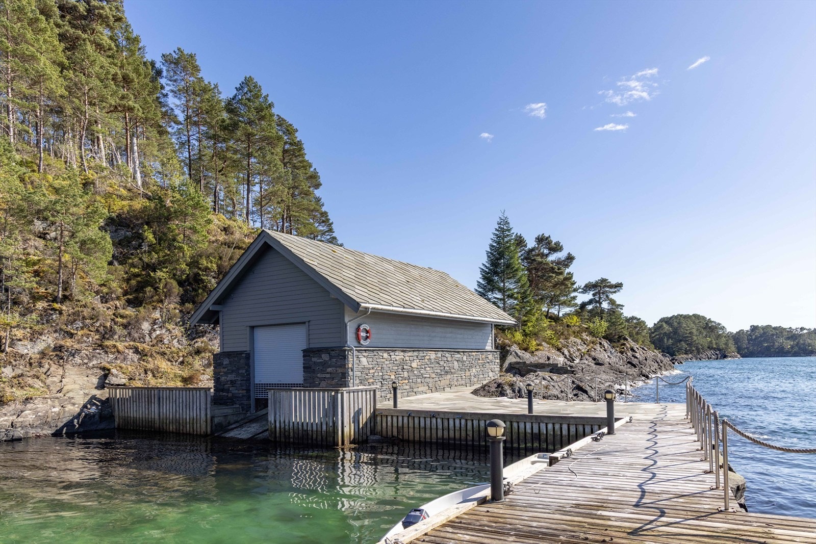 Bred port i front av nøstet. Vinsj til båtopptrekk. Galleribilde