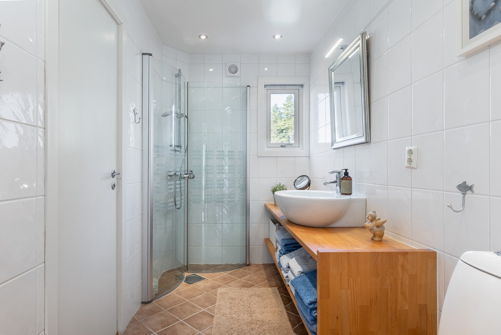 Hovedbadet ble pusset opp i forbindelse med omfattende oppgradering av eiendommen i 2008/2009. Galleribilde