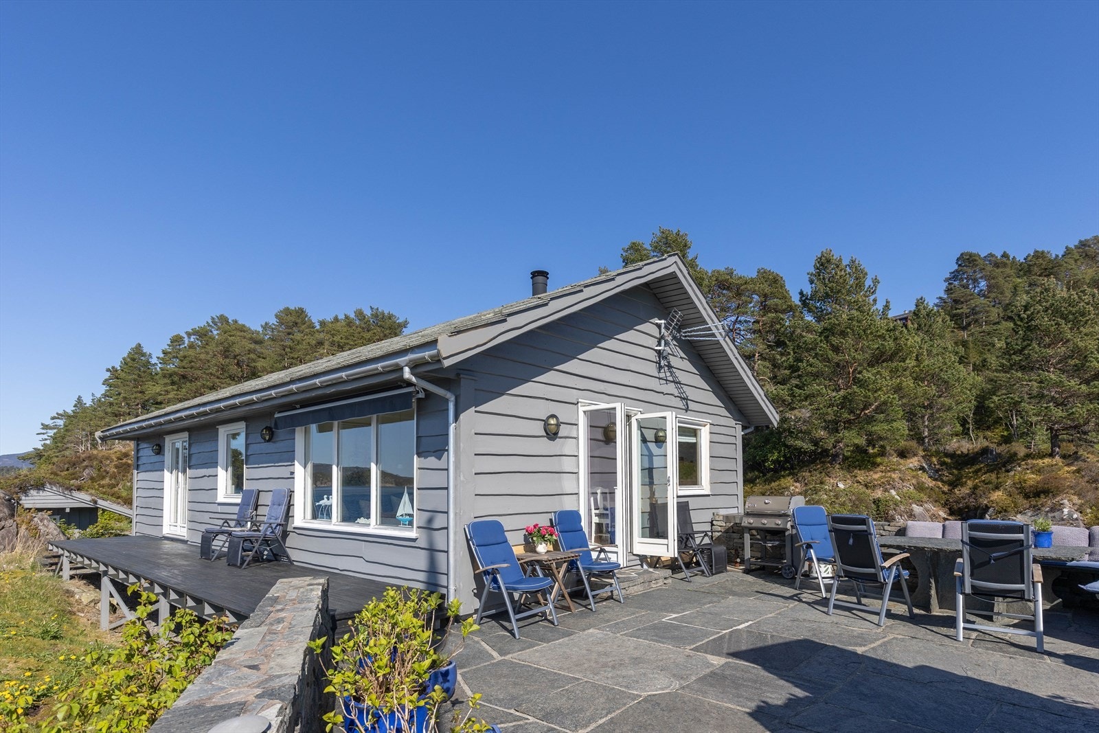 Uteplasser mangler det ikke på. Her fra terrassen ved hovedhytten. Galleribilde