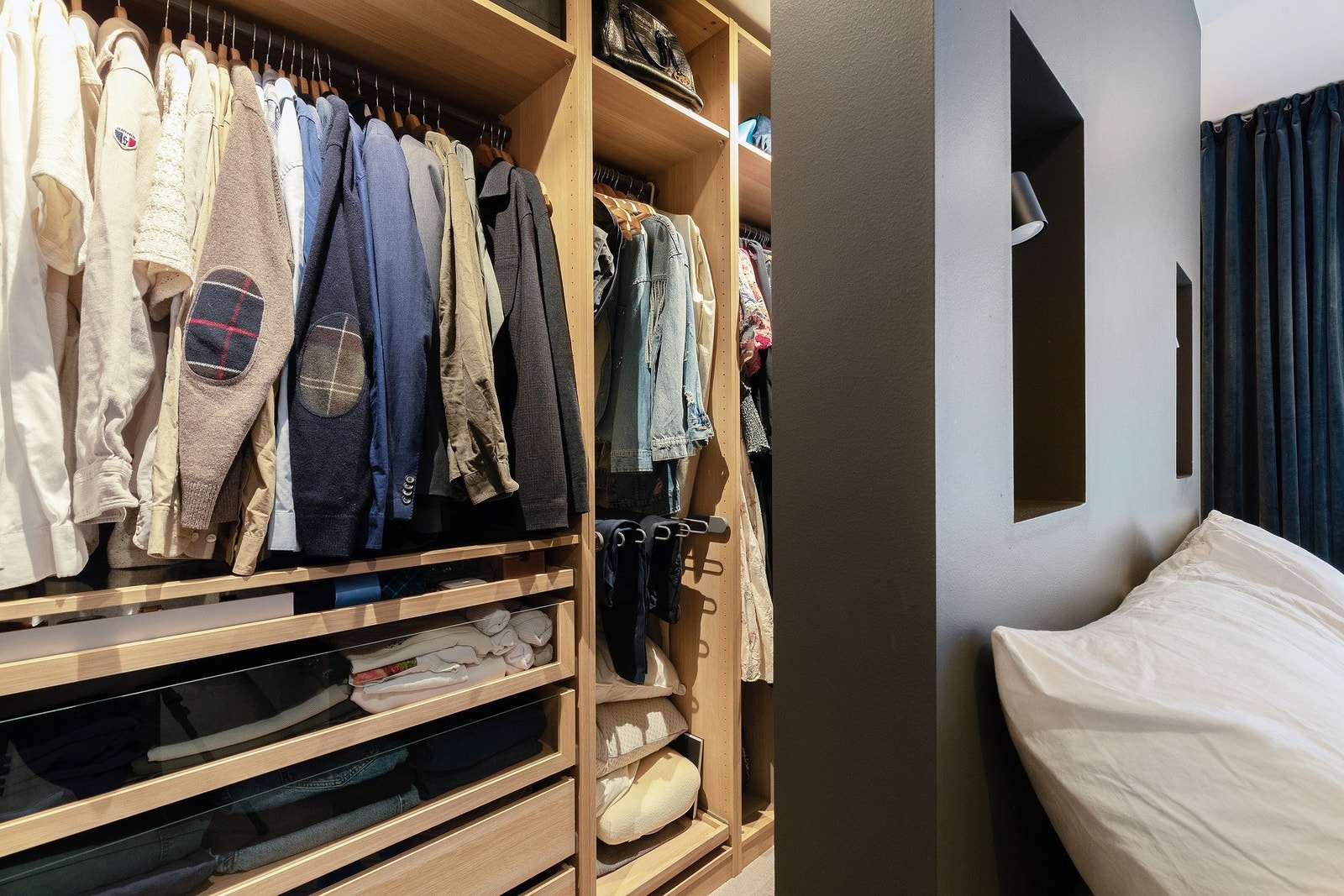 Garderobe på hovedsoverom Galleribilde