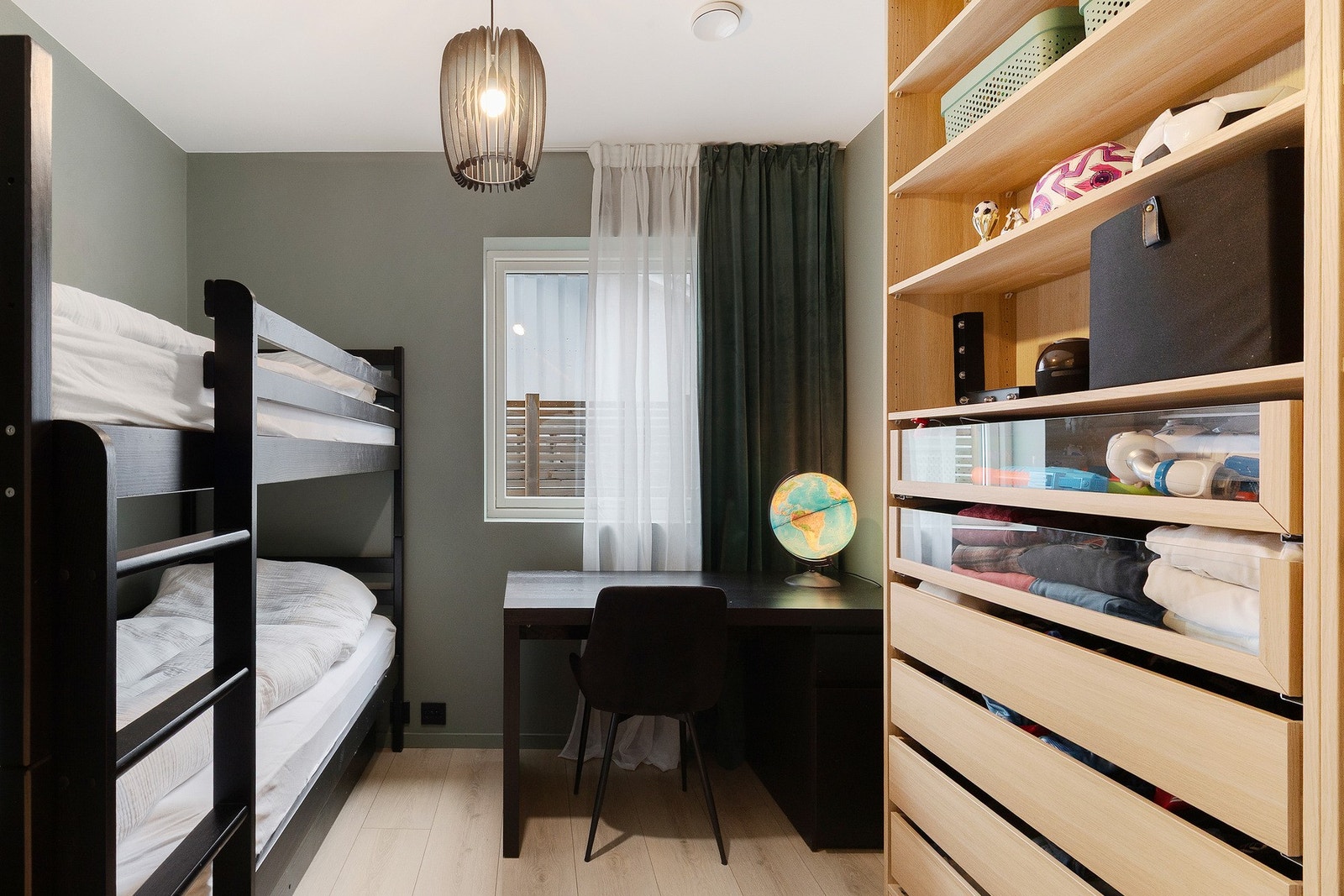 Soverom med praktisk garderobe Galleribilde