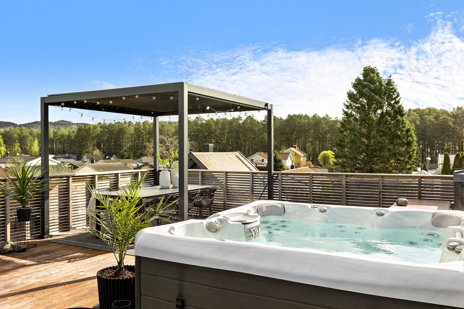 Terrasse på taket med boblebad og pergola. Galleribilde
