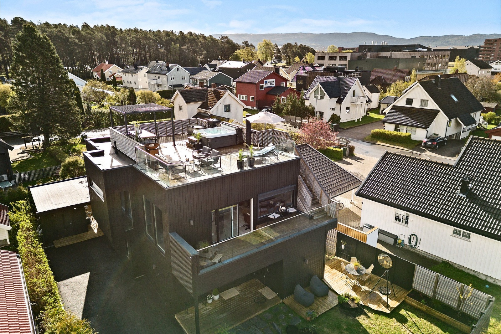 Dronebilde av boligen og eiendommen Galleribilde