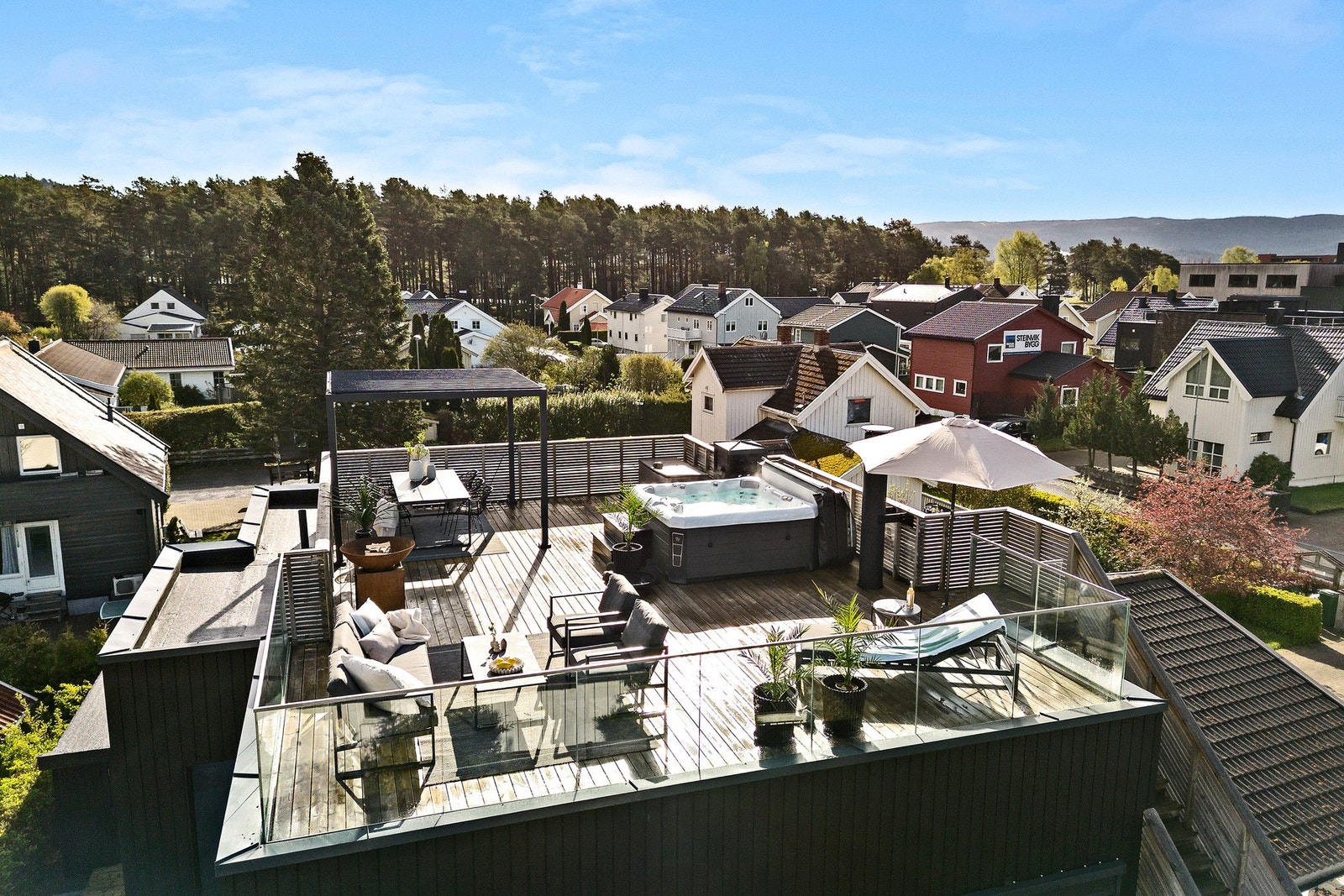 Takterrasse med sittegrupper og boblebad Galleribilde
