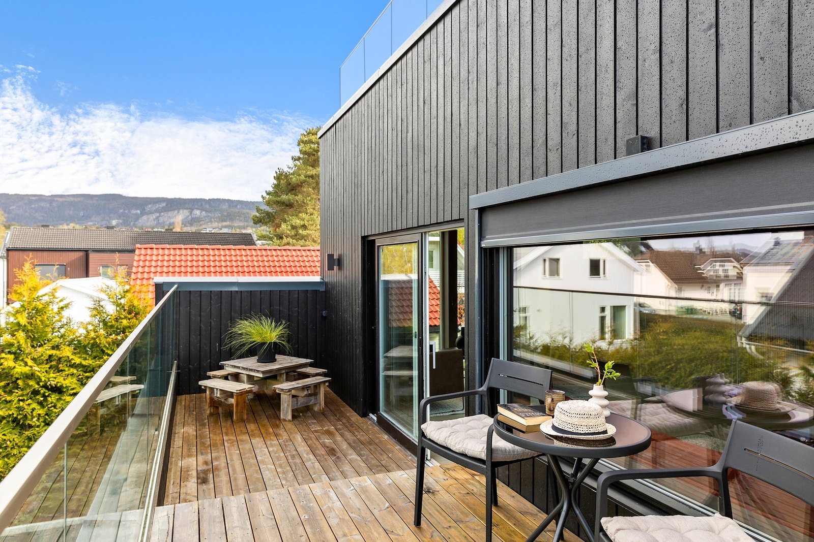 Terrasse i 2 etasje mot vest med kveldsol. Galleribilde