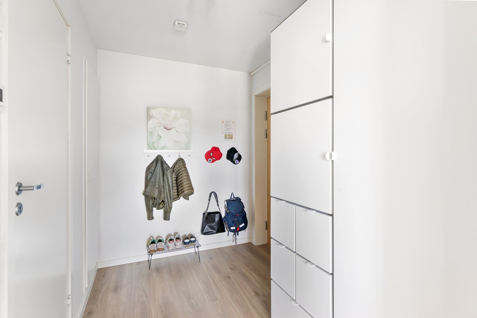 Velkommen inn, her er det avsatt god plass til å få hengt fra seg yttertøyet Galleribilde
