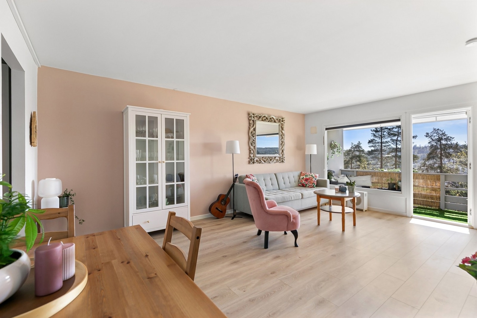 Det er god plass til både sofagruppe og spisebord Galleribilde