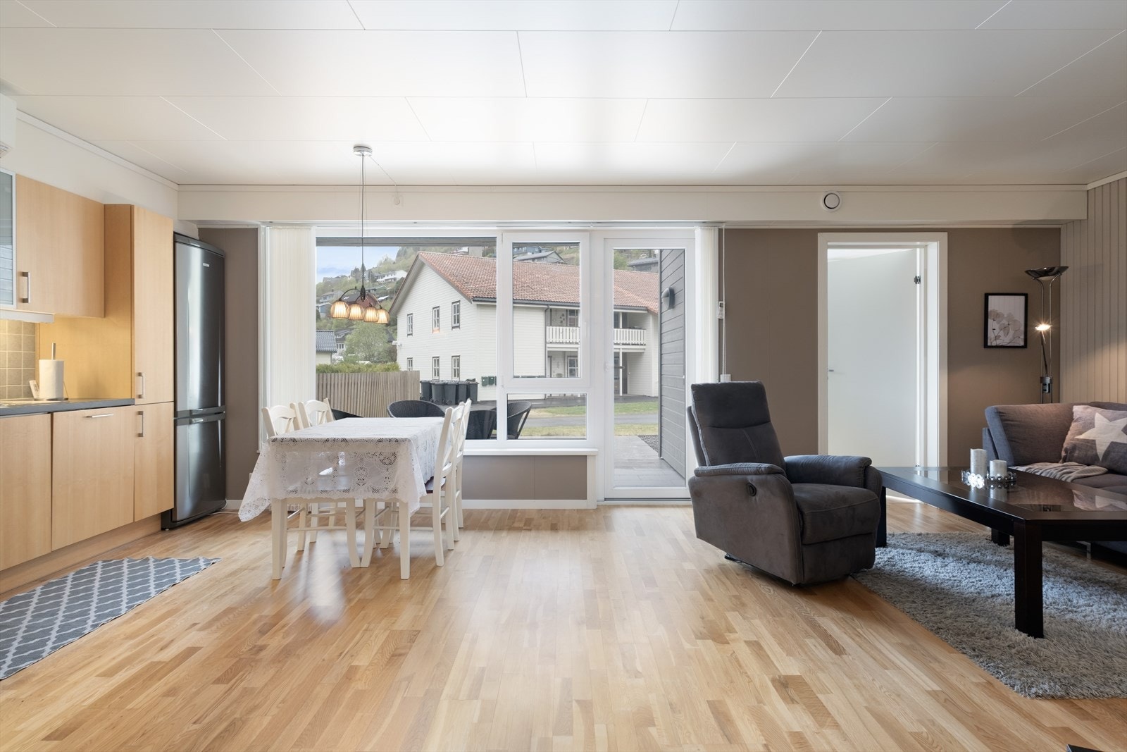 Frå kjøkken/stove har ein utgang til terrassen og hage. Galleribilde