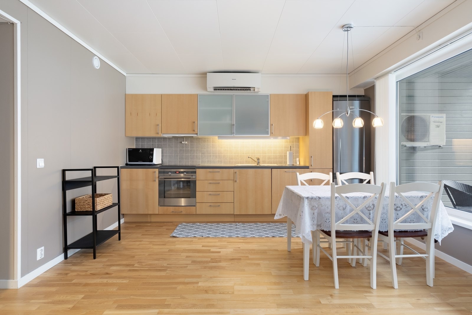 Kjøkkenet har innreiing med glatte frontar og benkeplate av laminat. God plass til ønskja spisebord. Galleribilde