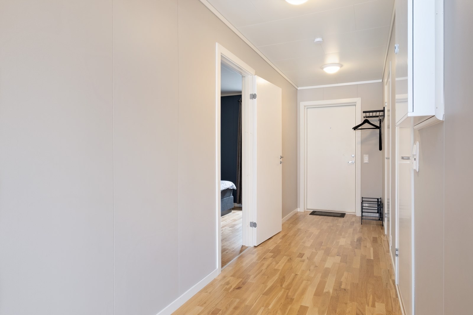 Velkommen inn! Her har du plass til å henge frå deg klede og setje frå deg sko. Galleribilde