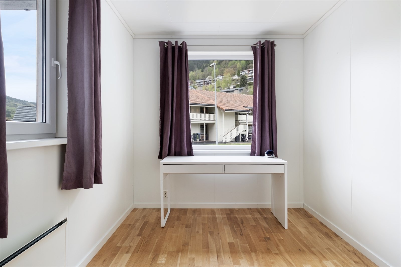 Frå stova, har ein adkomst til eit av leilegheita sine soverom. Galleribilde
