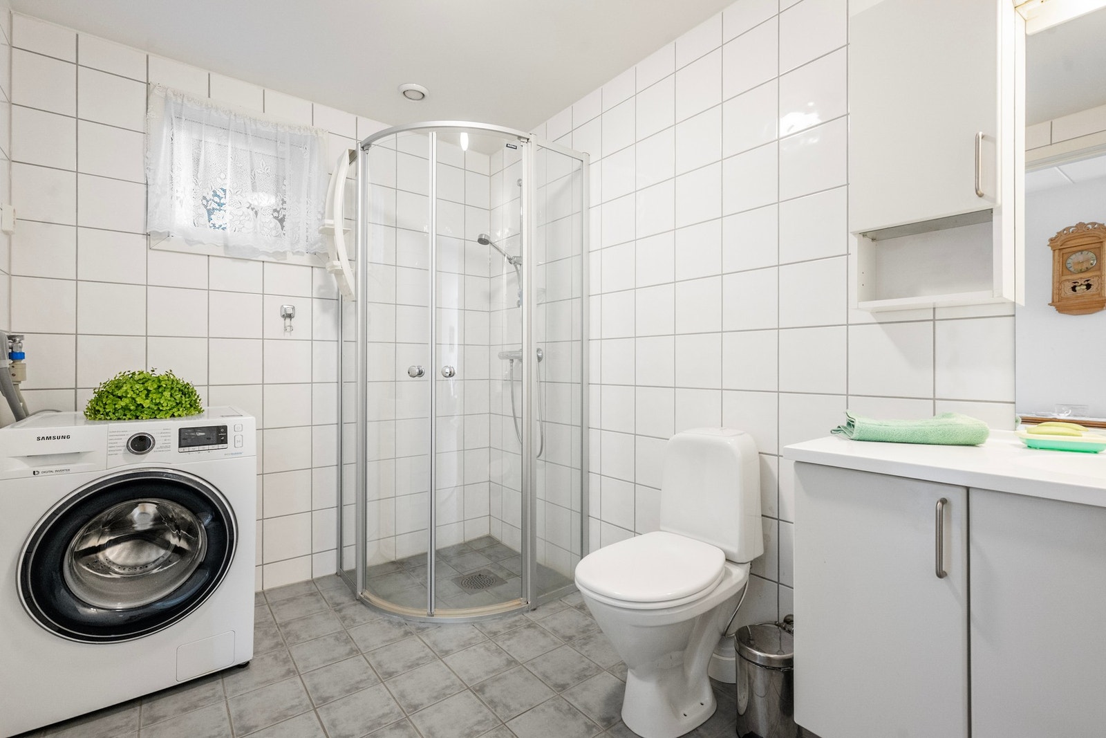 Stort, flislagt bad/wc/vaskerom Galleribilde