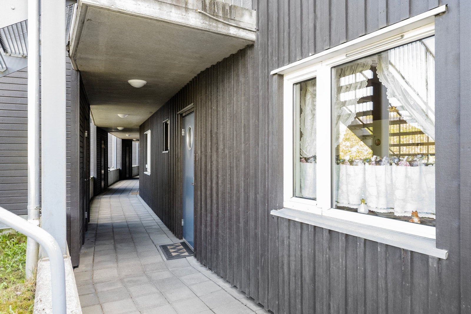 Praktisk med svalgang - utvendig bod rett ovenfor inngangen til leiligheten Galleribilde