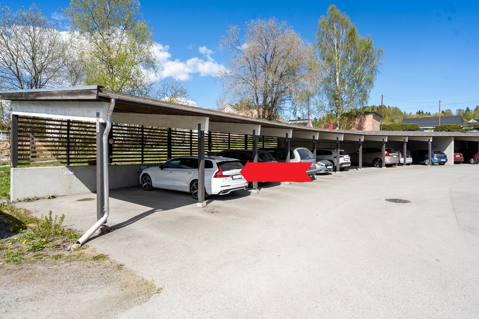 En biloppstillingsplass i carportanlegg følger leiligheten Galleribilde